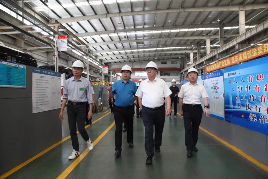 2021年6月7日山東省菏澤市人大常委會主任、黨組書記尹玉明、菏澤市政府副市長曹升靈等一行蒞臨上海申龍考察調(diào)研